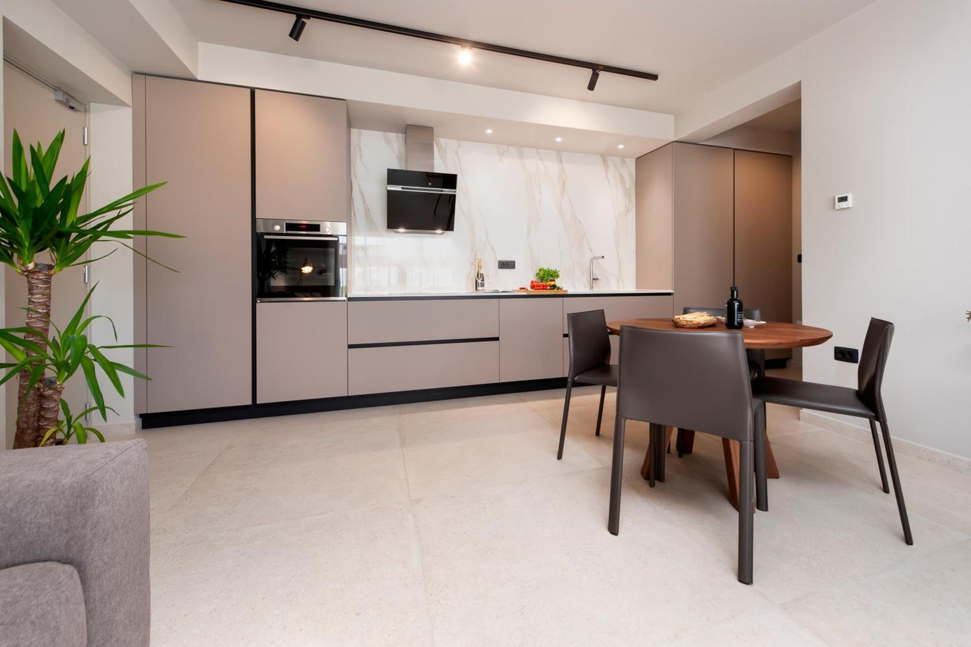 4r Royal Rojnic 3 Apartment
