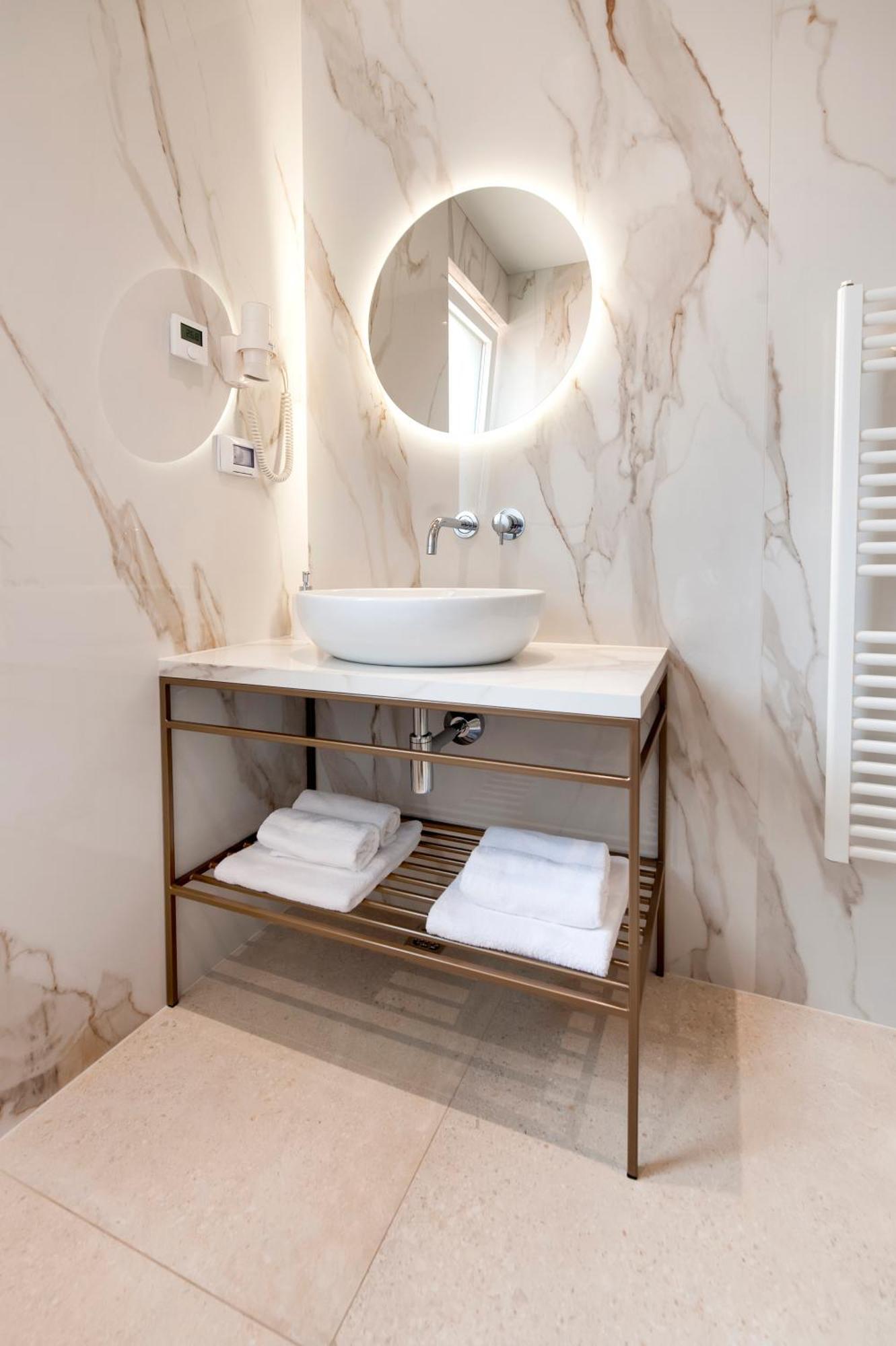 4r Royal Rojnic 3 Apartment *
