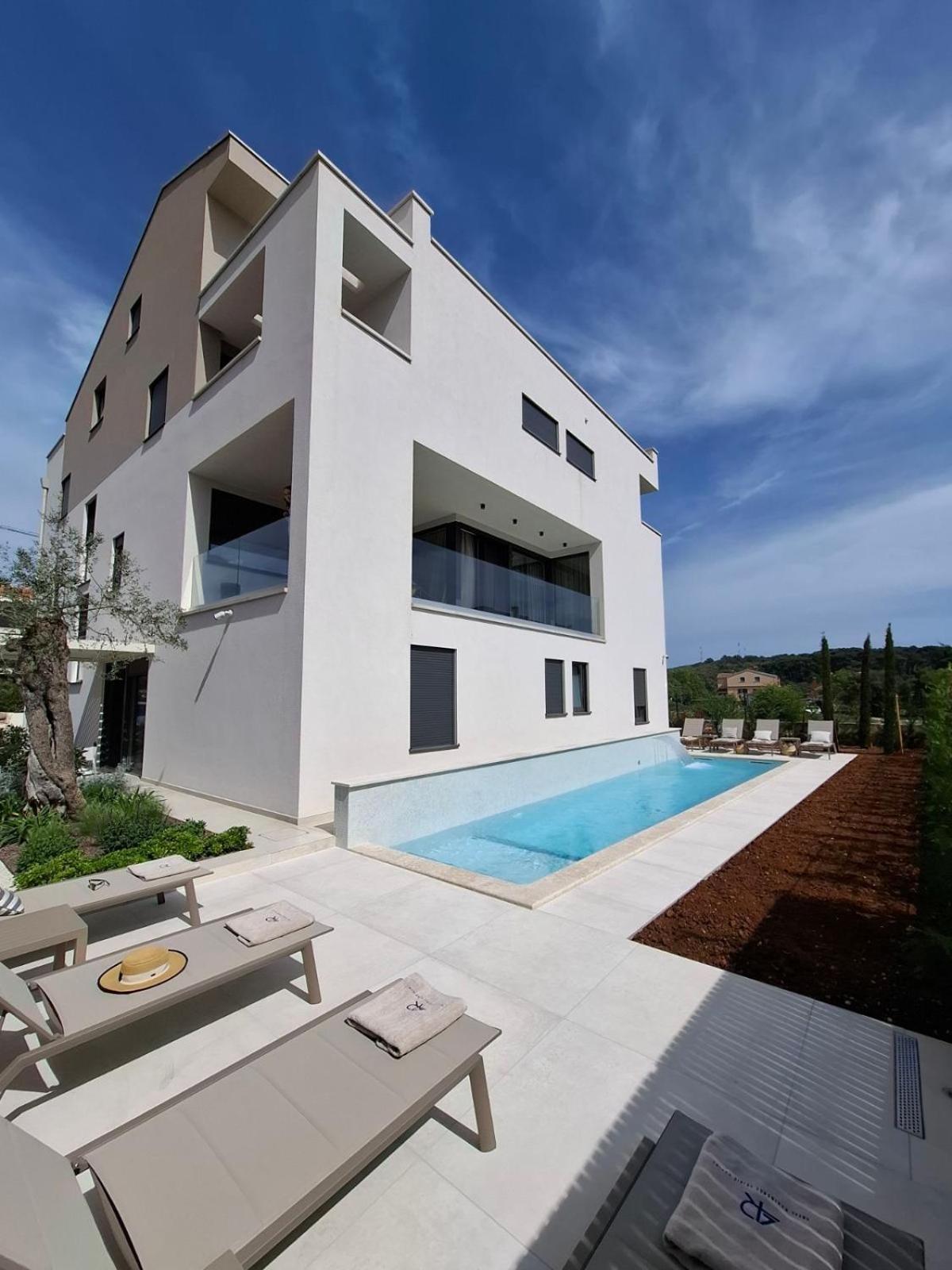 Apartment 4r Royal Rojnic 3